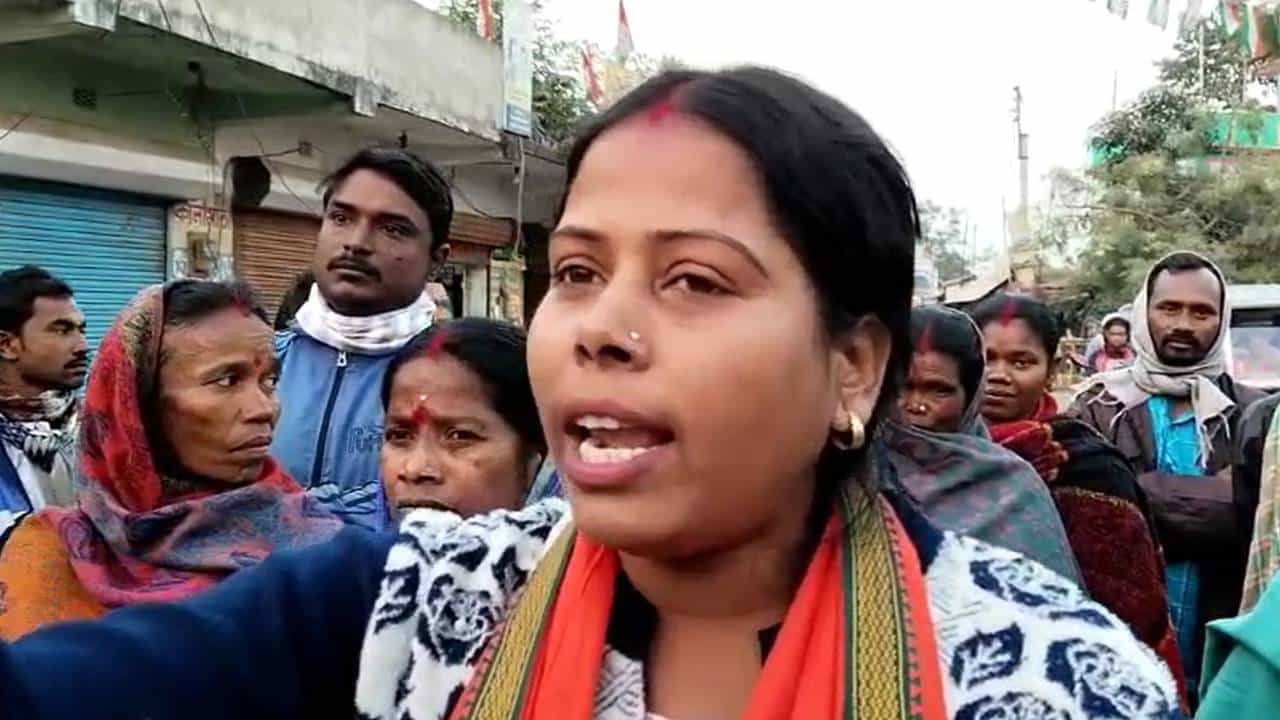 BJP: দেওয়াল লিখন ‘মুছে’ দিতেই তৃণমূল নেতার হাত কেটে নেওয়ার হুঁশিয়ারি বিজেপি নেত্রীর BJP: দেওয়াল লিখন ‘মুছে’ দিতেই তৃণমূল নেতার হাত কেটে নেওয়ার হুঁশিয়ারি বিজেপি নেত্রীর
