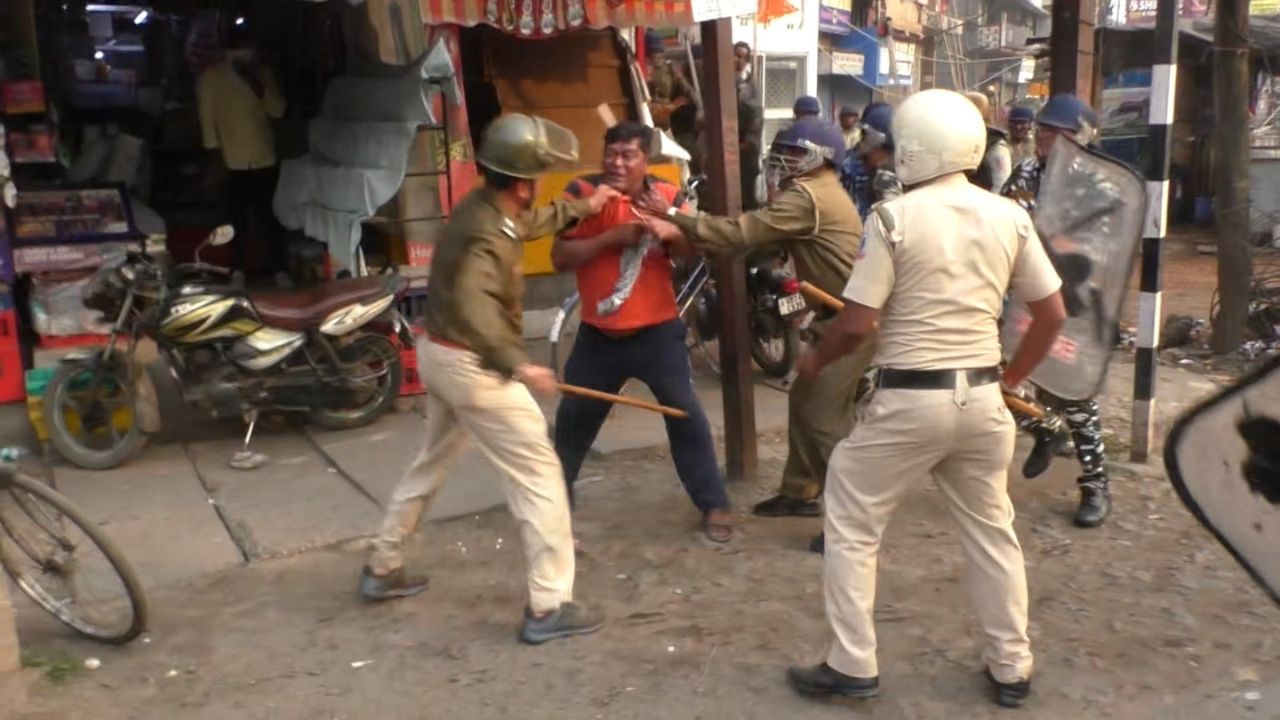 ব্যারাকপুরে বিজেপির মিছিল ছত্রভঙ্গ করতে একেবারে অ্যাকশন মোডে পুলিশ। বিজেপির কর্মী-সমর্থকরা ব্যারিকেড ভাঙার চেষ্টা করতেই সক্রিয় ভূমিকায় উর্দিধারীরা। জলকামান, কাদানে গ্যাসের শেল থেকে শুরু করে লাঠিচার্জ কিছুই বাদ গেল না।