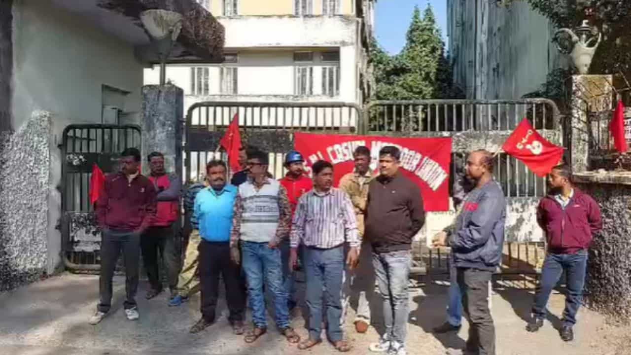 Jalpaiguri: বেতন অমিল! BSNL-র দফতরে পড়ল তালা Jalpaiguri: বেতন অমিল! BSNL-র দফতরে পড়ল তালা