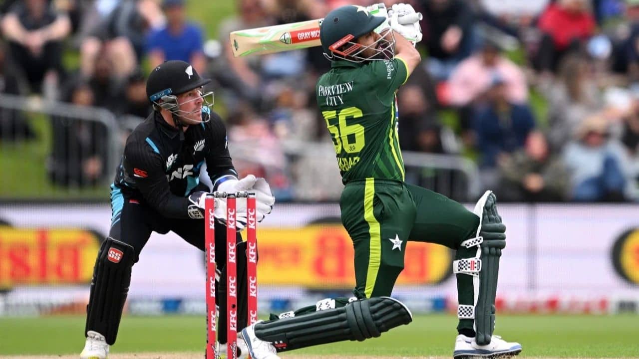 Babar Azam: দুরন্ত ছয় মেরেও কেন ভয়ে মাথায় হাত দিয়ে বসে পড়লেন বাবর আজম?