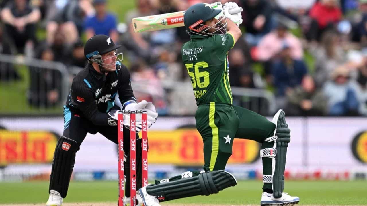 Babar Azam: দুরন্ত ছয় মেরেও কেন ভয়ে মাথায় হাত দিয়ে বসে পড়লেন বাবর আজম? Babar Azam: দুরন্ত ছয় মেরেও কেন ভয়ে মাথায় হাত দিয়ে বসে পড়লেন বাবর আজম?