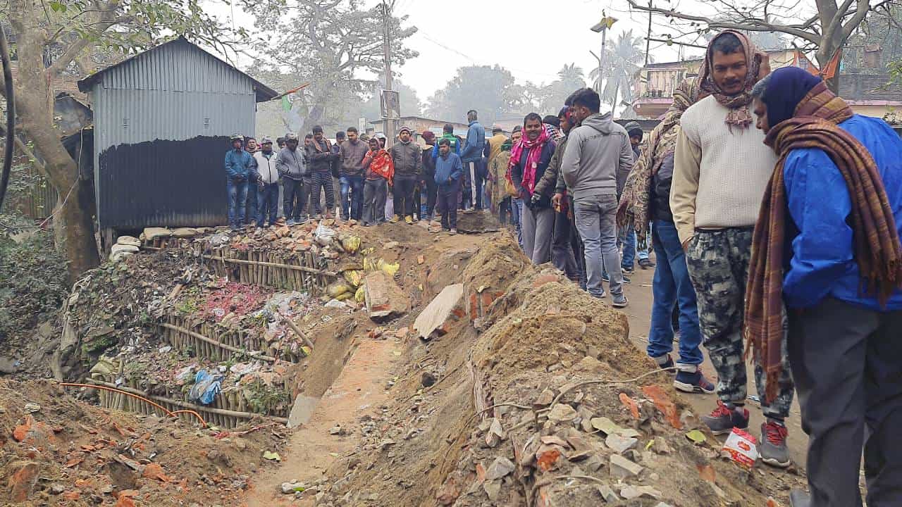 South Dinajpur: বেহাল রাস্তা, ফুঁসছে গঙ্গারামপুর, বিক্ষোভ মাথাচাড়া দিতেই স্তব্ধ গোটা এলাকা South Dinajpur: বেহাল রাস্তা, ফুঁসছে গঙ্গারামপুর, বিক্ষোভ মাথাচাড়া দিতেই স্তব্ধ গোটা এলাকা