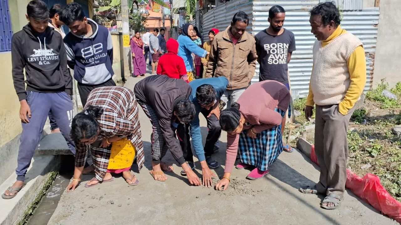 Balurghat: হাত দিলেই উঠে যাচ্ছে ঢালাই, মমতার সফরের আগেই রাস্তা তৈরিতে কাটমানি নেওয়ার অভিযোগ বালুরঘাটে