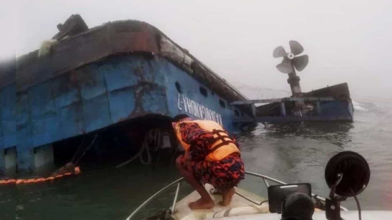 Bangladesh ferry capsizes: ঘন কুয়াশায় 'অন্ধ' চালক, ৯টি ট্রাক ও বহু মানুষ নিয়ে পদ্মায় ডুবে গেল ফেরি! Bangladesh ferry capsizes: ঘন কুয়াশায় 'অন্ধ' চালক, ৯টি ট্রাক ও বহু মানুষ নিয়ে পদ্মায় ডুবে গেল ফেরি!