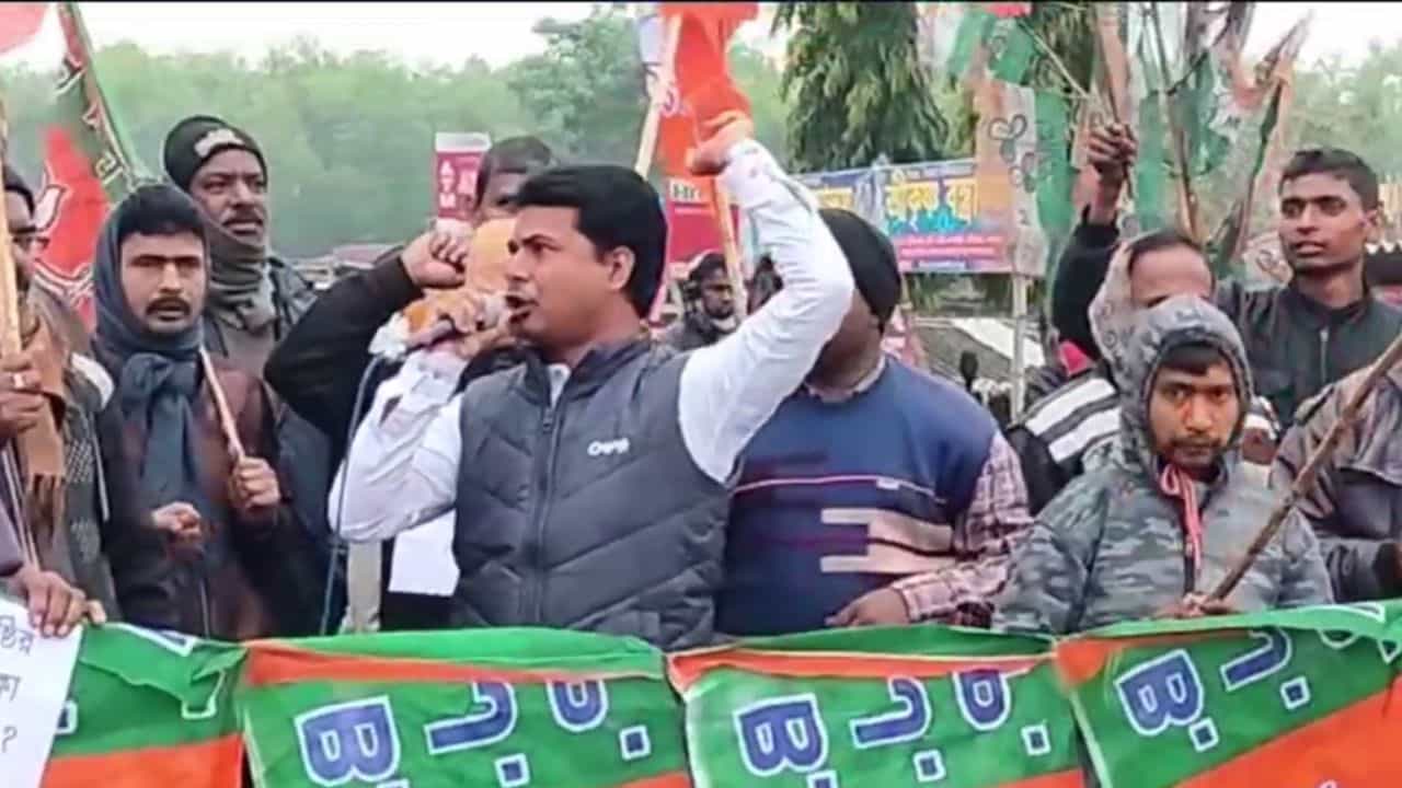 Bankura News: স্বনির্ভর গোষ্ঠীর অজান্তেই ৬৮ লক্ষ টাকার তছরুপ, অভিযুক্ত ম্যানেজার Bankura News: স্বনির্ভর গোষ্ঠীর অজান্তেই ৬৮ লক্ষ টাকার তছরুপ, অভিযুক্ত ম্যানেজার