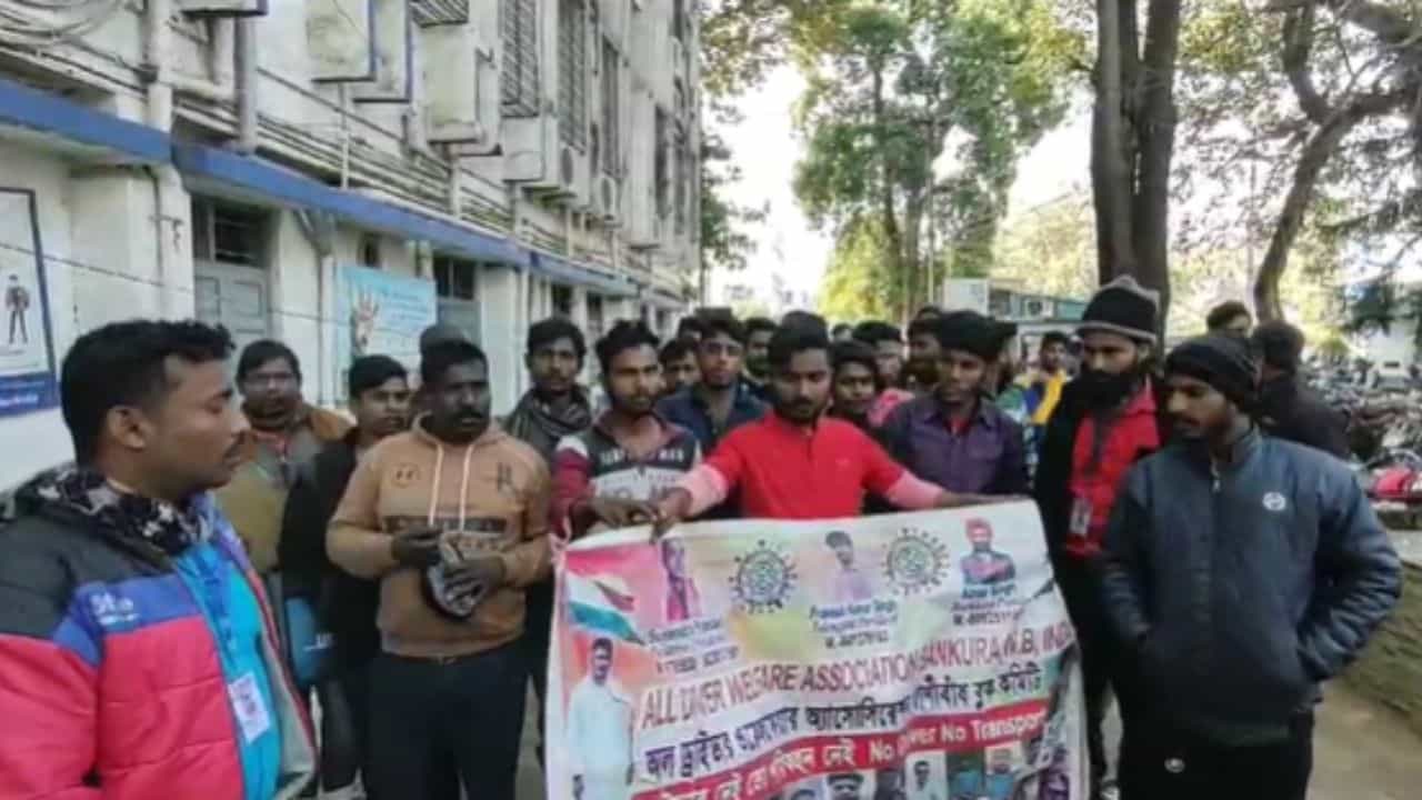 Hit and Run Law: 'খতিয়ে দেখুন অধিকাংশ ক্ষেত্রে দুর্ঘটনার দায় গাড়ি চালকদের নয়', এবার জেলাশাসকদের দফতরে পড়ল স্মারকলিপি Hit and Run Law: 'খতিয়ে দেখুন অধিকাংশ ক্ষেত্রে দুর্ঘটনার দায় গাড়ি চালকদের নয়', এবার জেলাশাসকদের দফতরে পড়ল স্মারকলিপি