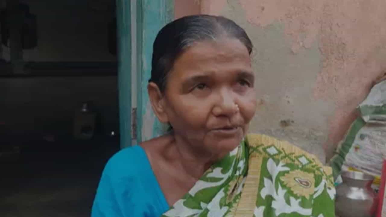 Bankura: হাজারও ঘুরে সরকার-প্রশাসনের সাহায্য মেলেনি, টলিউড অভিনেত্রী পরশে আজ মুশকিল আসান এই বৃদ্ধার Bankura: হাজারও ঘুরে সরকার-প্রশাসনের সাহায্য মেলেনি, টলিউড অভিনেত্রী পরশে আজ মুশকিল আসান এই বৃদ্ধার