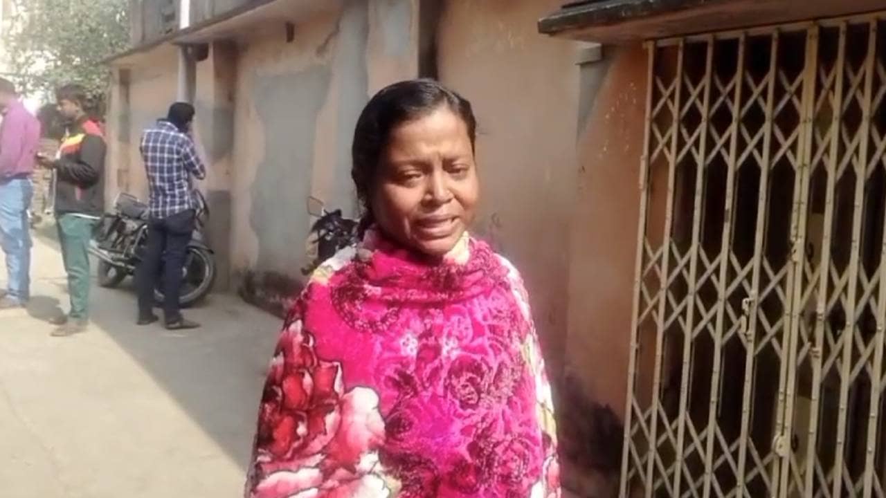 Purba Bardhaman: ‘স্বামী নেই, বাড়িতে ছোট্ট বাচ্চা, আমার ৩ লাখ ফেরত চাই’, পোস্ট অফিসের সামনে দাঁড়িয়ে চোখে জল মহিলার