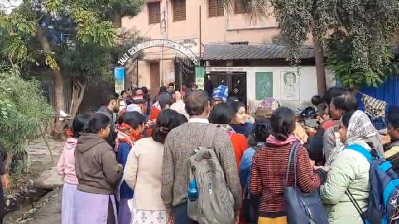 Purba Bardhaman: ‘বলছে সব খুলতে হবে, উপর থেকে নির্দেশ আছে’, পরীক্ষাকেন্দ্রে গিয়ে ক্ষোভে ফুঁসছেন ছাত্রীরা Purba Bardhaman: ‘বলছে সব খুলতে হবে, উপর থেকে নির্দেশ আছে’, পরীক্ষাকেন্দ্রে গিয়ে ক্ষোভে ফুঁসছেন ছাত্রীরা