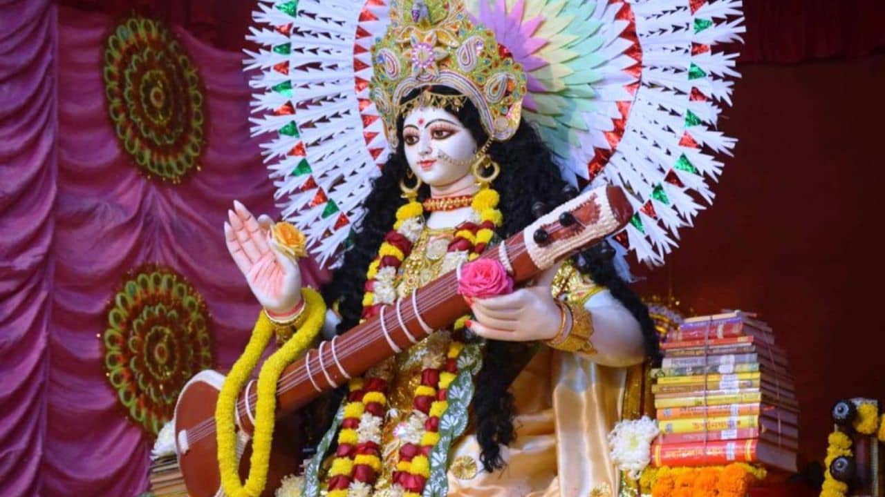 Saraswati Puja 2024: সরস্বতী পুজোর দিন লক্ষ্মীলাভ! সংসারে সুখের বন্যা আনতে কী কী করবেন?