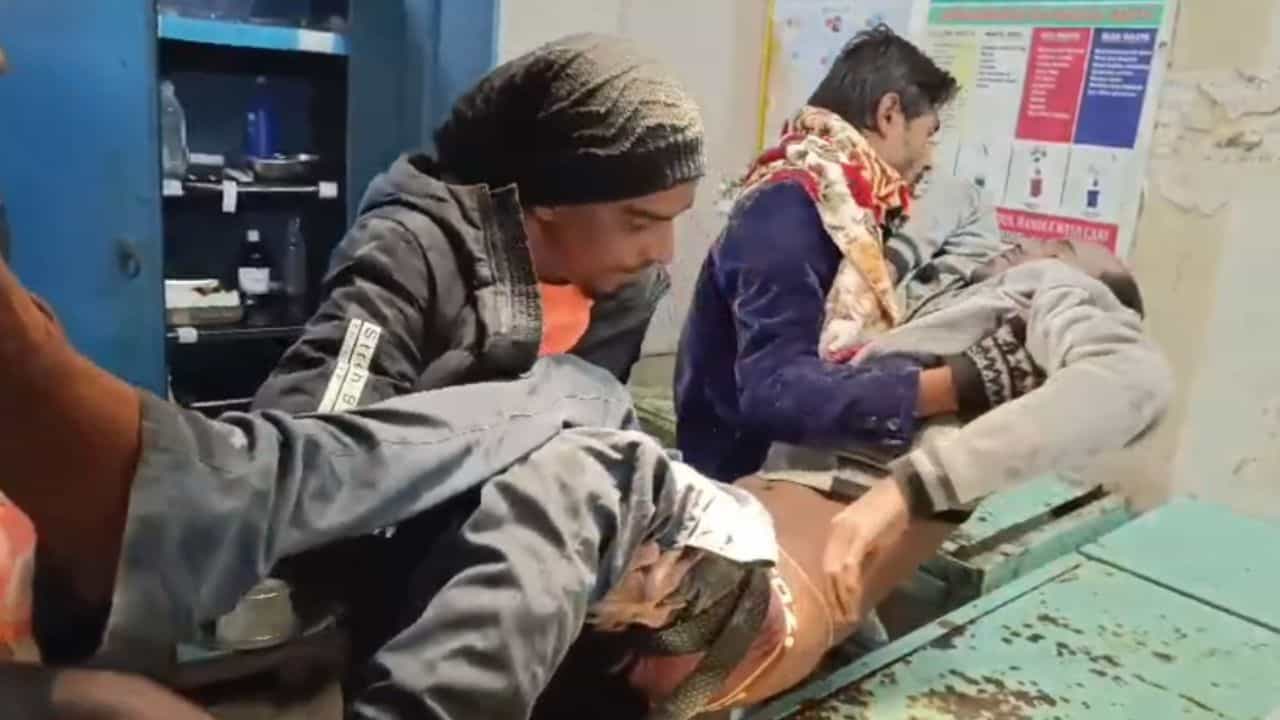 Basanti Accident: বৃষ্টি থেকে বাঁচতে আশ্রয় নিয়েছিলেন দোকানে, দ্রুত গতিতে আসা চার চাকা ঢুকে গেল সেখানেও Basanti Accident: বৃষ্টি থেকে বাঁচতে আশ্রয় নিয়েছিলেন দোকানে, দ্রুত গতিতে আসা চার চাকা ঢুকে গেল সেখানেও