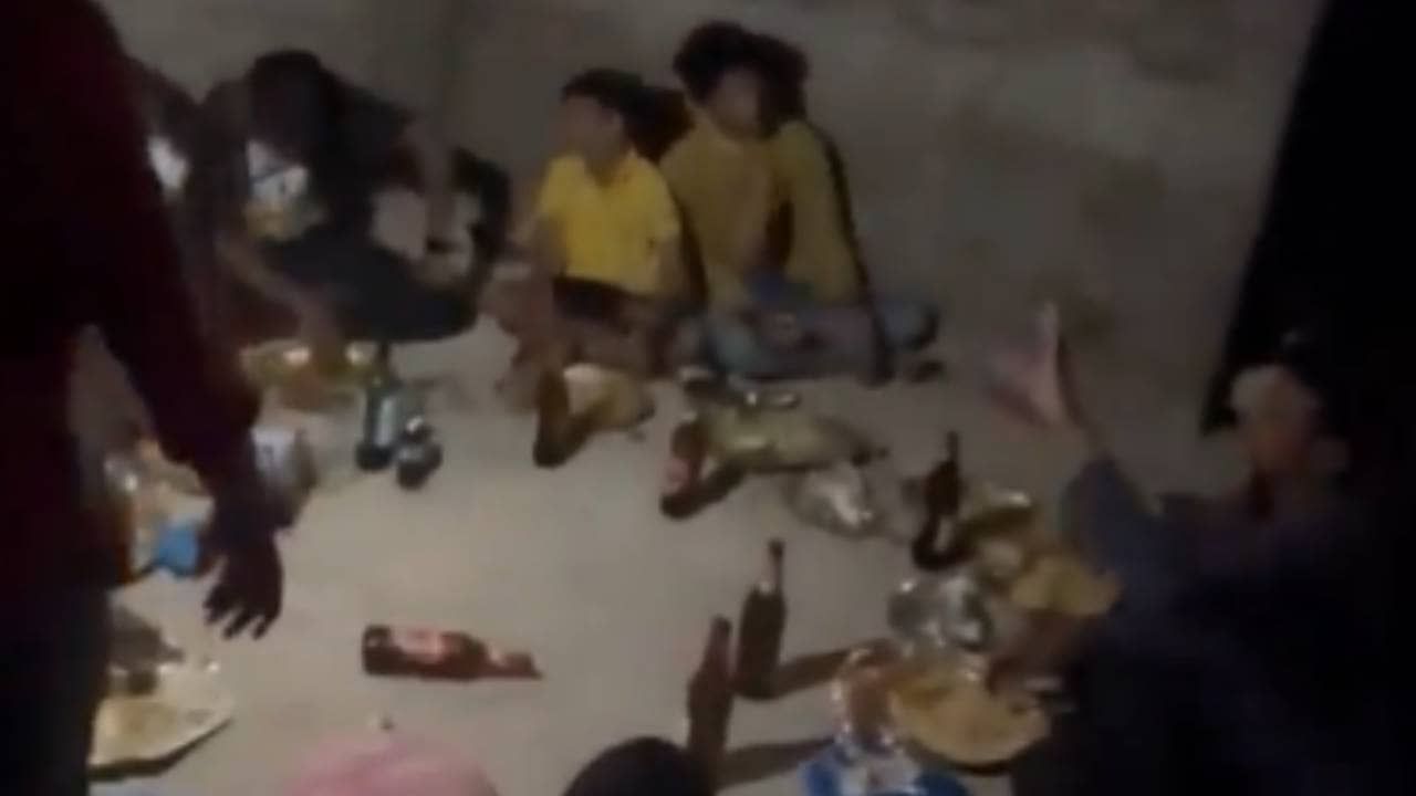 Viral Video: বিরিয়ানির সঙ্গে বিয়ার, সপ্তম শ্রেণির ছাত্রদের বর্ষবরণ ঘিরে তুমুল বিতর্ক