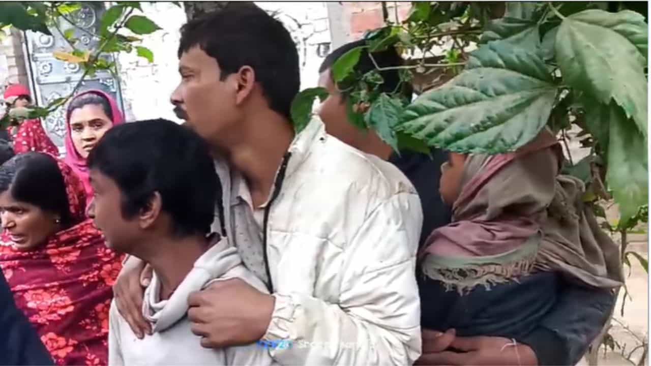 Murshidabad: মকরসংক্রান্তিতে অতিথিকে ফেরাননি গৃহকর্ত্রী, ভাতের থালা নিয়ে আসতেই বুঝলেন সবটা হারিয়েছেন তিনি Murshidabad: মকরসংক্রান্তিতে অতিথিকে ফেরাননি গৃহকর্ত্রী, ভাতের থালা নিয়ে আসতেই বুঝলেন সবটা হারিয়েছেন তিনি
