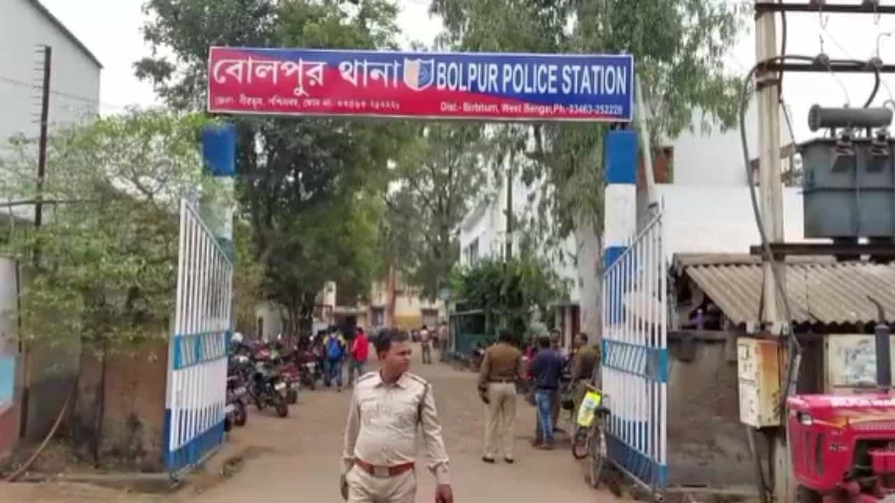 Birbhum Police: ভোটের আগেই কেষ্ট গড়ে পুলিশে ব্যাপক রদবদল, বদলি করা হল ১৩ থানার কর্তাকে Birbhum Police: ভোটের আগেই কেষ্ট গড়ে পুলিশে ব্যাপক রদবদল, বদলি করা হল ১৩ থানার কর্তাকে