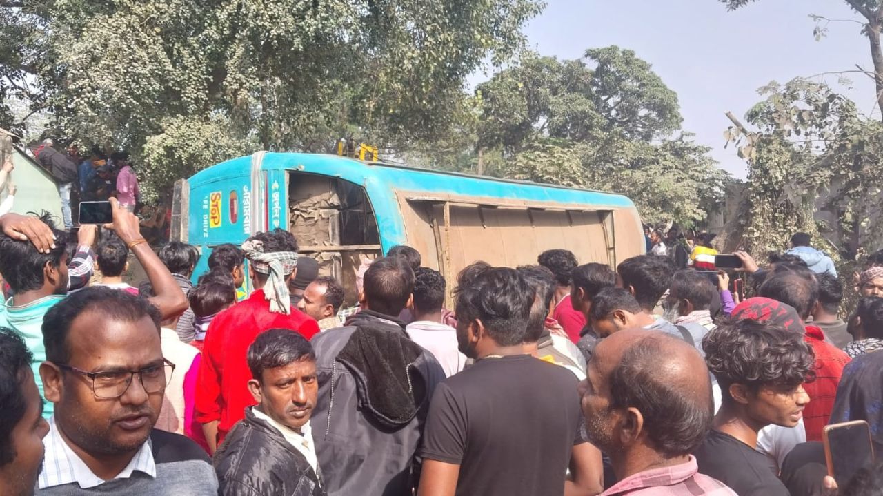 Bus Accident: রোগের নাম 'ওভারটেক', বাড়িতে ধাক্কা মেরে উল্টে গেল যাত্রী বোঝাই বাস