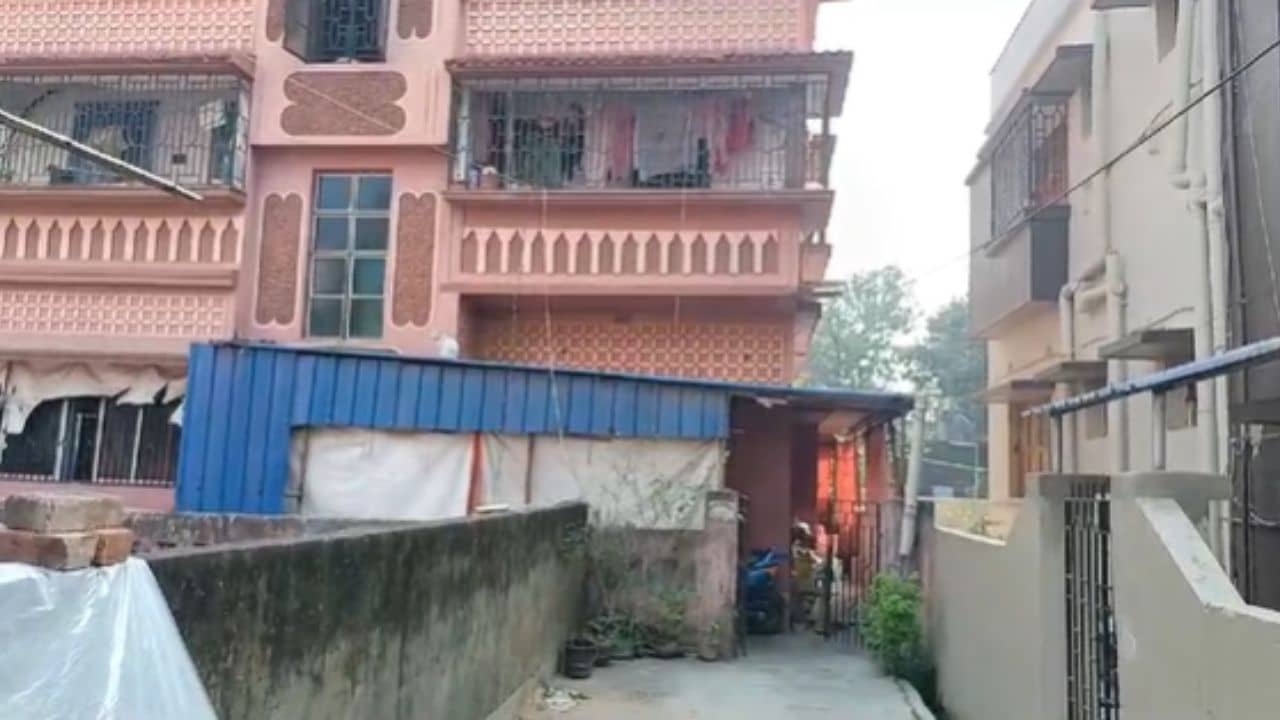 Mysterious Death: বিয়েবাড়িতে গিয়েছিলেন, পাড়ার গলিতে কলকাতা বিশ্ববিদ্যালয়ের কর্মীর অবস্থা দেখে হতভম্ব প্রতিবেশীরা