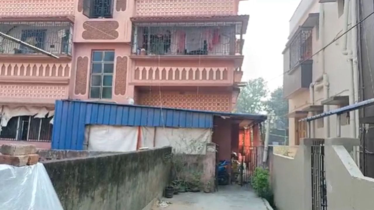 Mysterious Death: বিয়েবাড়িতে গিয়েছিলেন, পাড়ার গলিতে কলকাতা বিশ্ববিদ্যালয়ের কর্মীর অবস্থা দেখে হতভম্ব প্রতিবেশীরা Mysterious Death: বিয়েবাড়িতে গিয়েছিলেন, পাড়ার গলিতে কলকাতা বিশ্ববিদ্যালয়ের কর্মীর অবস্থা দেখে হতভম্ব প্রতিবেশীরা