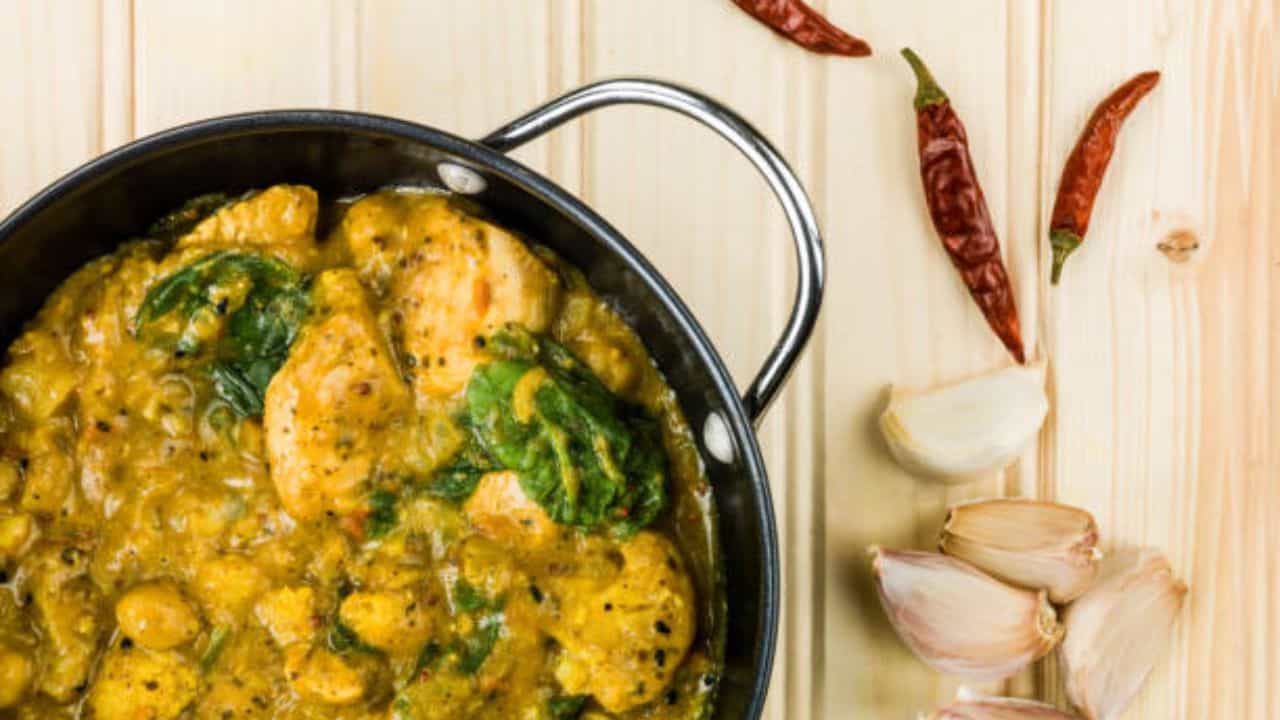 শীতের দিনে ঝাল, মশলাদার খাবার খেতে বেশ লাগে। পৌষে শীত তেমন জাঁকিয়ে ব্যাটিং করতে পারেনি। তবে মাঘে সেই আফশোস অনেকটাই পূরণ করে দিয়েছে। রবিবারের সকাল থেকে রোদের দেখা নেই, মেঘলা আকাশ। সঙ্গে ঠান্ডা হাওয়া রয়েছে