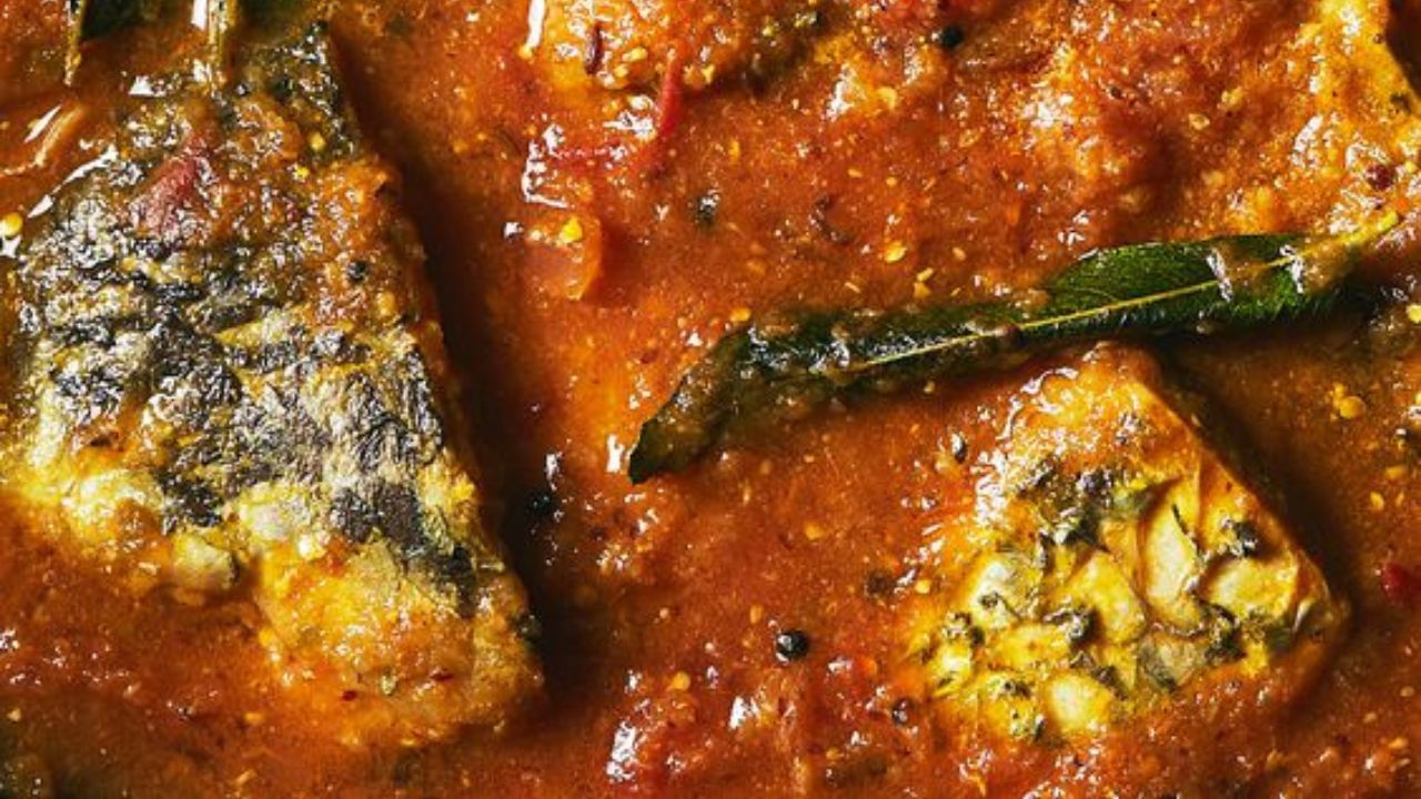 কড়াইয়ে তেল গরম করুন। তাতে কালো জিরে ও শুকনো লঙ্কা ফোড়ন দিন। এরপর একে-একে হলুদ গুঁড়ো, লঙ্কা গুঁড়ো দিন। তারপর পেস্টটি দিয়ে দিন। (ছবি: Pinterest)