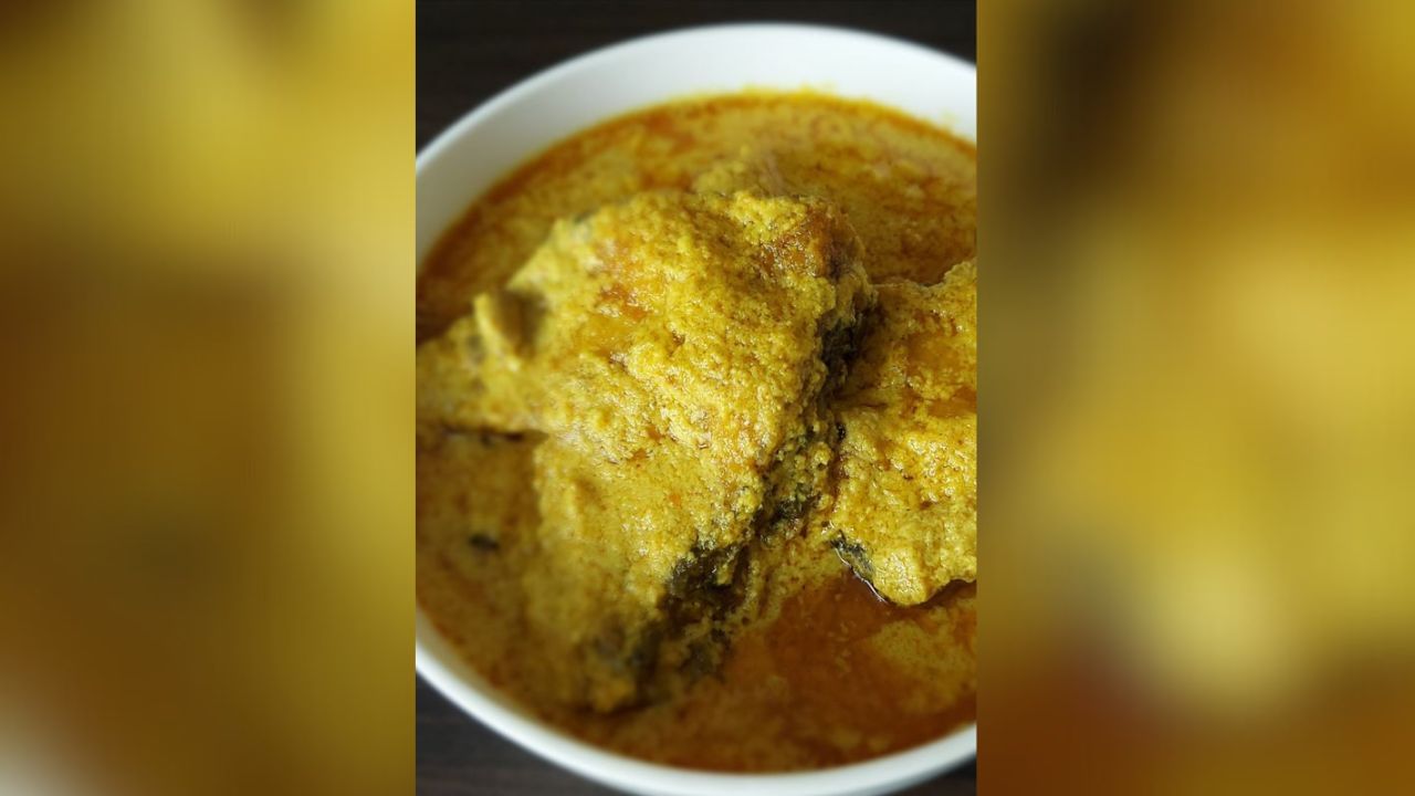 এই পদ বানাতে লাগবে কাতলা মাছ, টকদই, কর্নফ্লাওয়ার, শুকনো লঙ্কা, পেঁয়াজ বাটা, টমেটো বাটা, ঘি,বাতাসা, সাদা তেল। আর লাগবে হলুদ গুঁড়ো, কাশ্মীরি লঙ্কা গুঁড়ো, গোটা গরম মশলা। (ছবি:Pinterest)