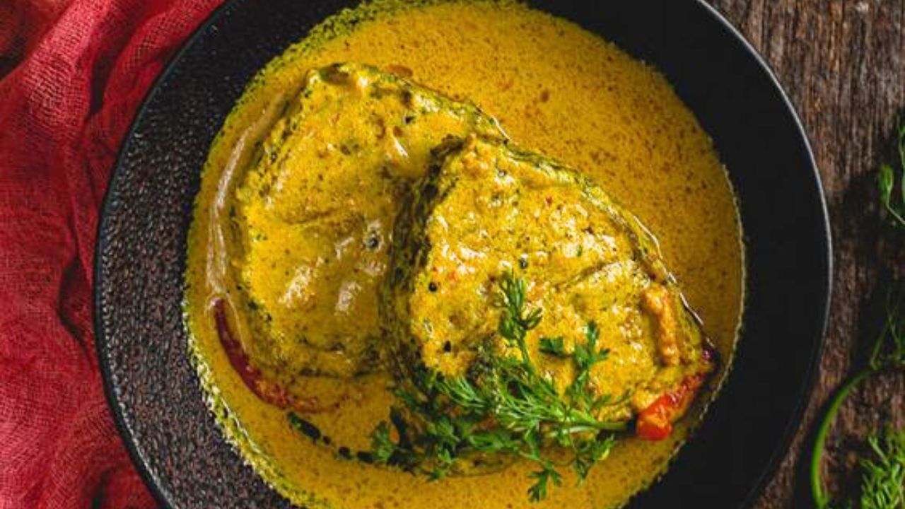 আর লাগবে পোস্ত, কাঁচা লঙ্কা, নারকেল কোরানো, নারকেলের দুধ, চিনি, নুন, সরষের তেল ও কালো জিরে। এ বার আসা যাক রেসিপিতে।(ছবি: Pinterest)