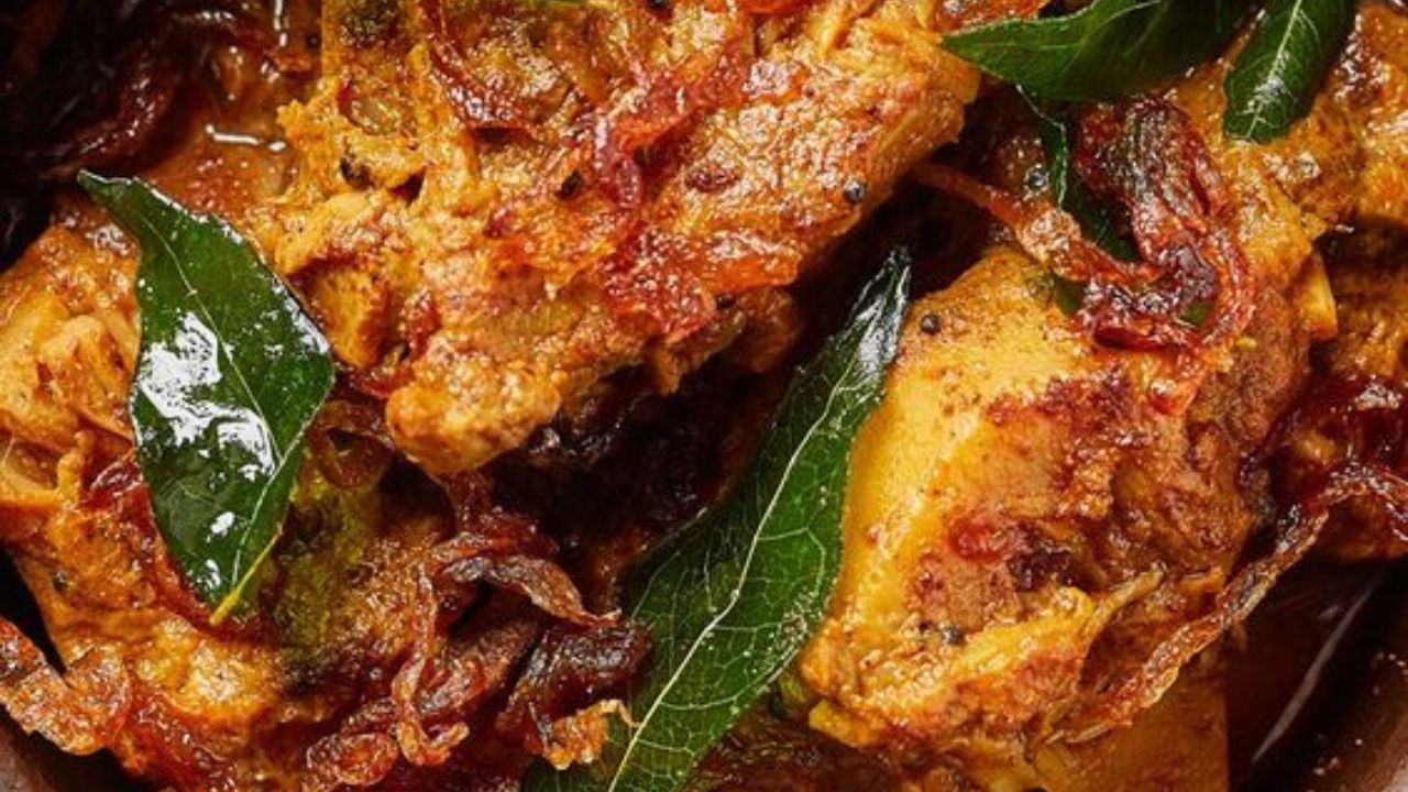 খেলে অন্য সব পদের স্বাদ ভুলে যাবেন। এ বার জেনে নিন কীভাবে বাড়িতেই বানাবেন এই পদ। রইল সহজ রেসিপি। প্রথমে আসা যাক উপকরণে। এই পদ বানাতে লাগবে কাতলা মাছ, হলুদ গুঁড়ো, কাশ্মীরি লঙ্কার গুঁড়ো, কালো সরষে ও সাদা সরষে। (ছবি: Pinterest)