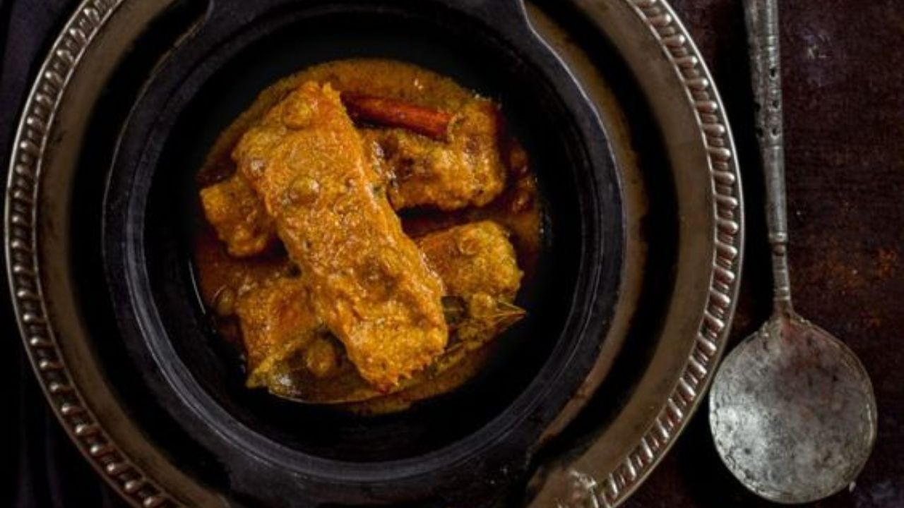 কথাতেই আছে মাছে ভাতে বাঙালি। অর্থাৎ মাছ পেলে আর কিছু লাগে না তাঁদের। বাঙালি বাড়িতে রকমারি মাছ খাওয়ার চলও রয়েছে। বাঙালির বাড়িতে কাতলার চাহিদা বরাবর। কাতলার ঝাল-ঝোল প্রায় সবই খেতে পছন্দ করেন তাঁরা। তবে কখনও বাসন্তী কাতলা খেয়েছেন কি?(ছবি: Pinterest)