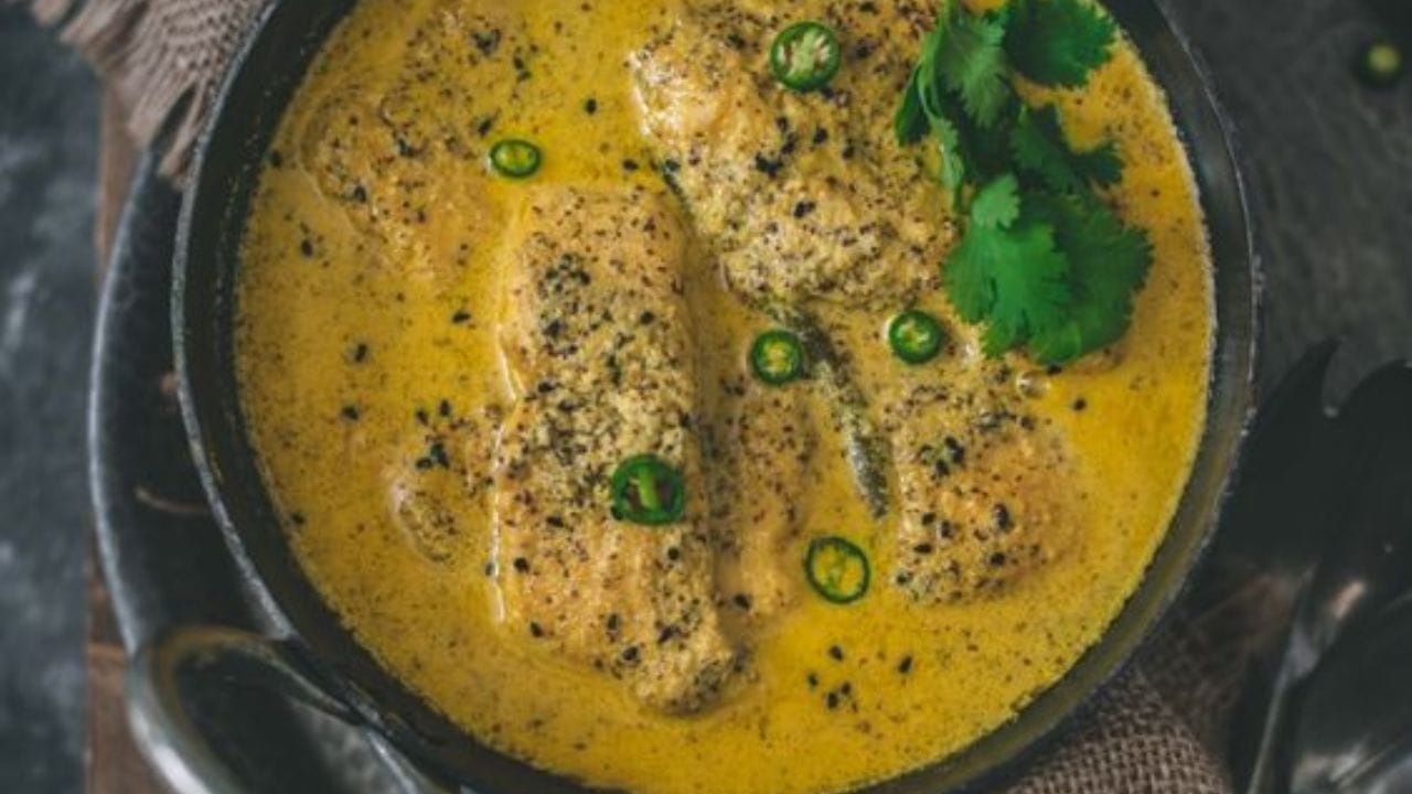 পরিমাণ মতো নুন ও চিনি দিন। এরপর ভালো করে কষাতে থাকুন। অন্যদিকে আর একটি কড়াইয়ে তেল গরম করুন। (ছবি: Pinterest)