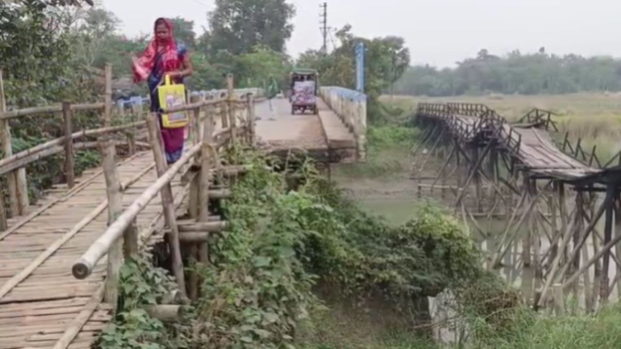 Daspur: কোটি টাকার ব্রিজ ধসে এক বন্যাতেই, বিকল্প কাঠের সেতুগুলোর অবস্থা ঝুলছে ভেঙে! অতঃপর...