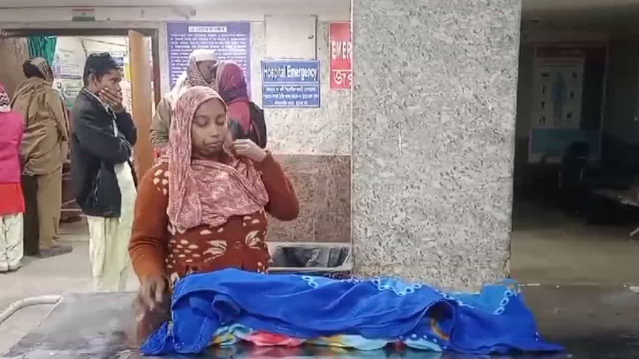 Minor Girl Deadbody Recover: পুকুরে ভাসছে আড়াই বছরের শিশুর দেহ, হাউহাউ করে কেঁদে ভাসালেন মা-বাবা Minor Girl Deadbody Recover: পুকুরে ভাসছে আড়াই বছরের শিশুর দেহ, হাউহাউ করে কেঁদে ভাসালেন মা-বাবা