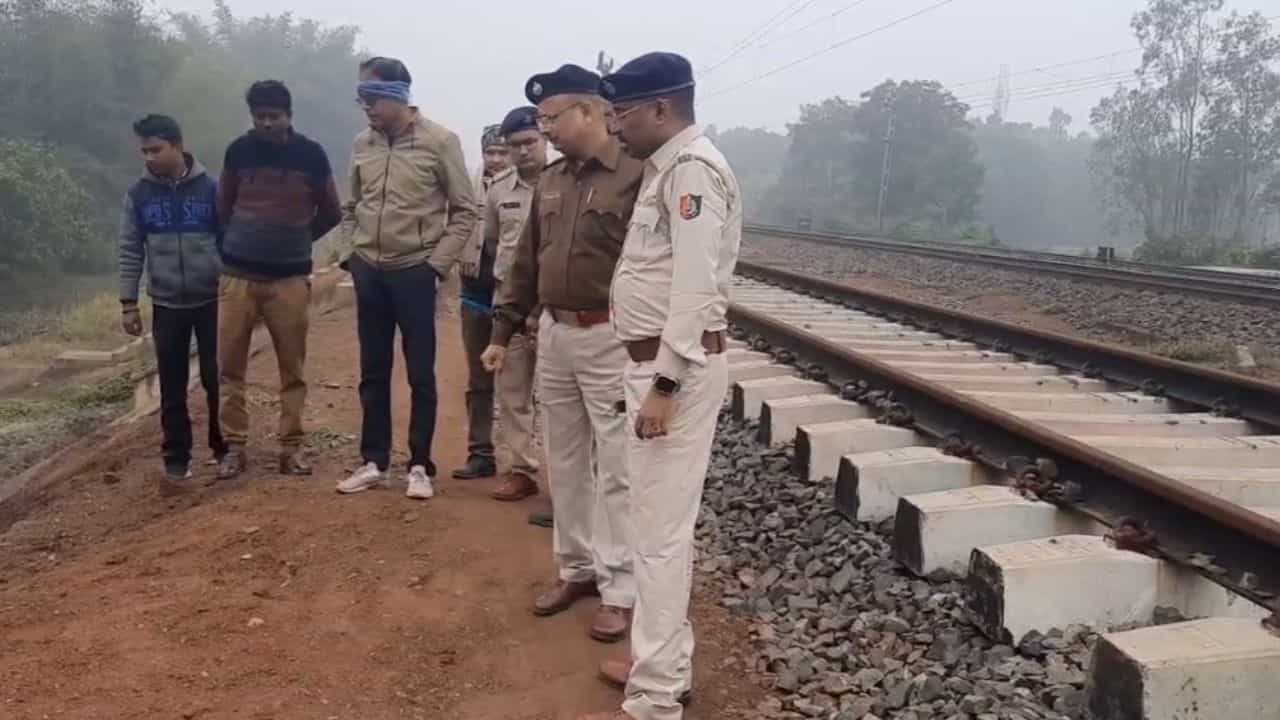 Rail Line: লাইনের উপর বস্তায় বাঁধা দেহ, ছিন্নভিন্ন হয়ে যাচ্ছে একের পর এক লোকাল ট্রেনের আঘাতে Rail Line: লাইনের উপর বস্তায় বাঁধা দেহ, ছিন্নভিন্ন হয়ে যাচ্ছে একের পর এক লোকাল ট্রেনের আঘাতে