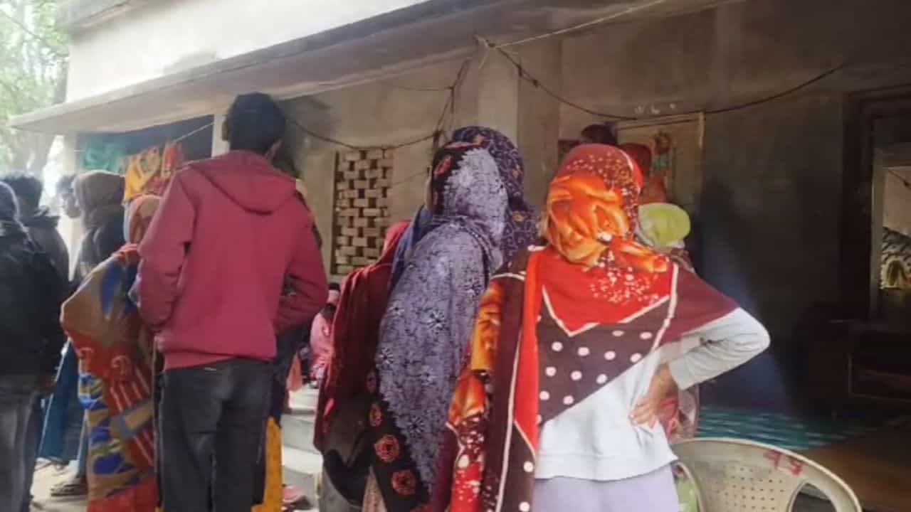 Migrant Worker Death: কেরলে কাজে গিয়ে আবারও মৃত্যু বাংলার আরও এক পরিযায়ী শ্রমিকের Migrant Worker Death: কেরলে কাজে গিয়ে আবারও মৃত্যু বাংলার আরও এক পরিযায়ী শ্রমিকের