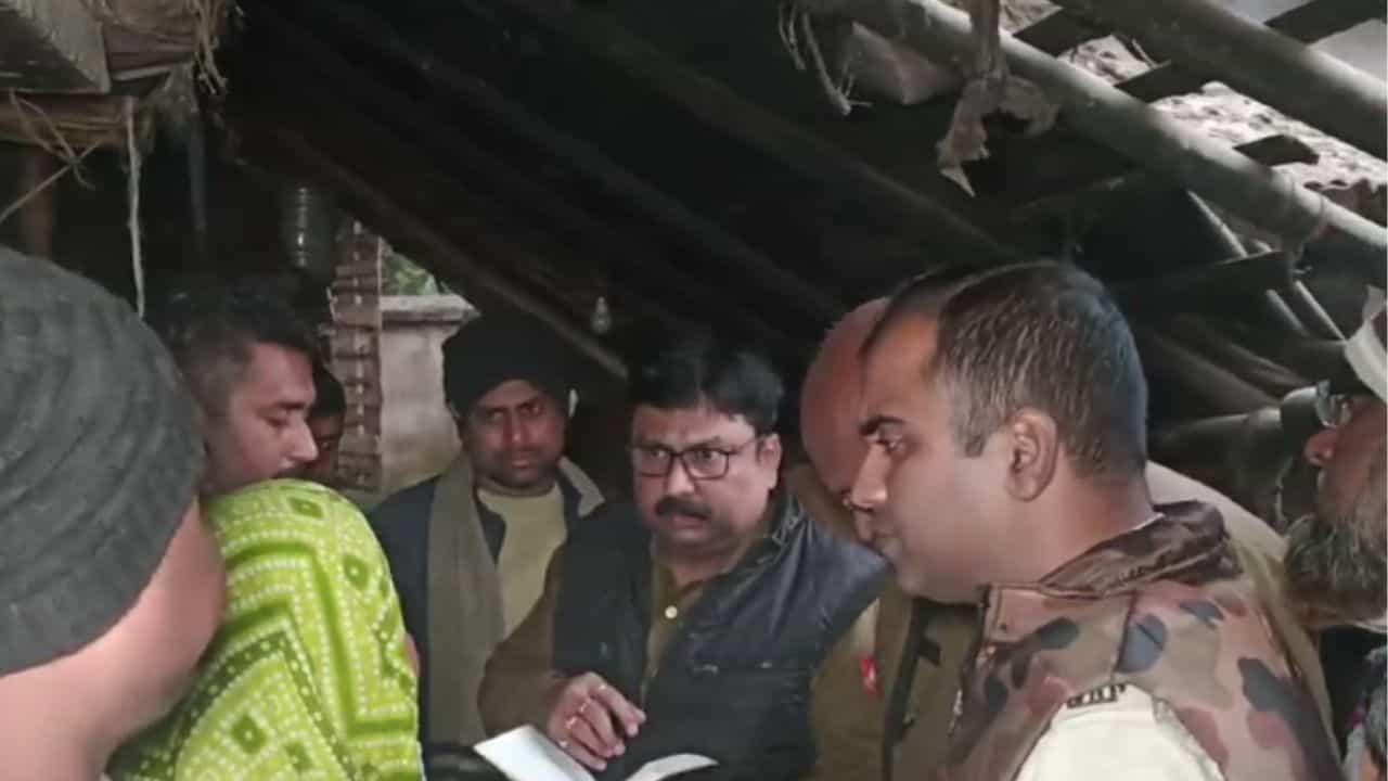 Murder Case: প্রথমে নোড়া দিয়ে মাথায় আঘাত, পরে কেটে দেওয়া হল বৃদ্ধার গলার নলি Murder Case: প্রথমে নোড়া দিয়ে মাথায় আঘাত, পরে কেটে দেওয়া হল বৃদ্ধার গলার নলি