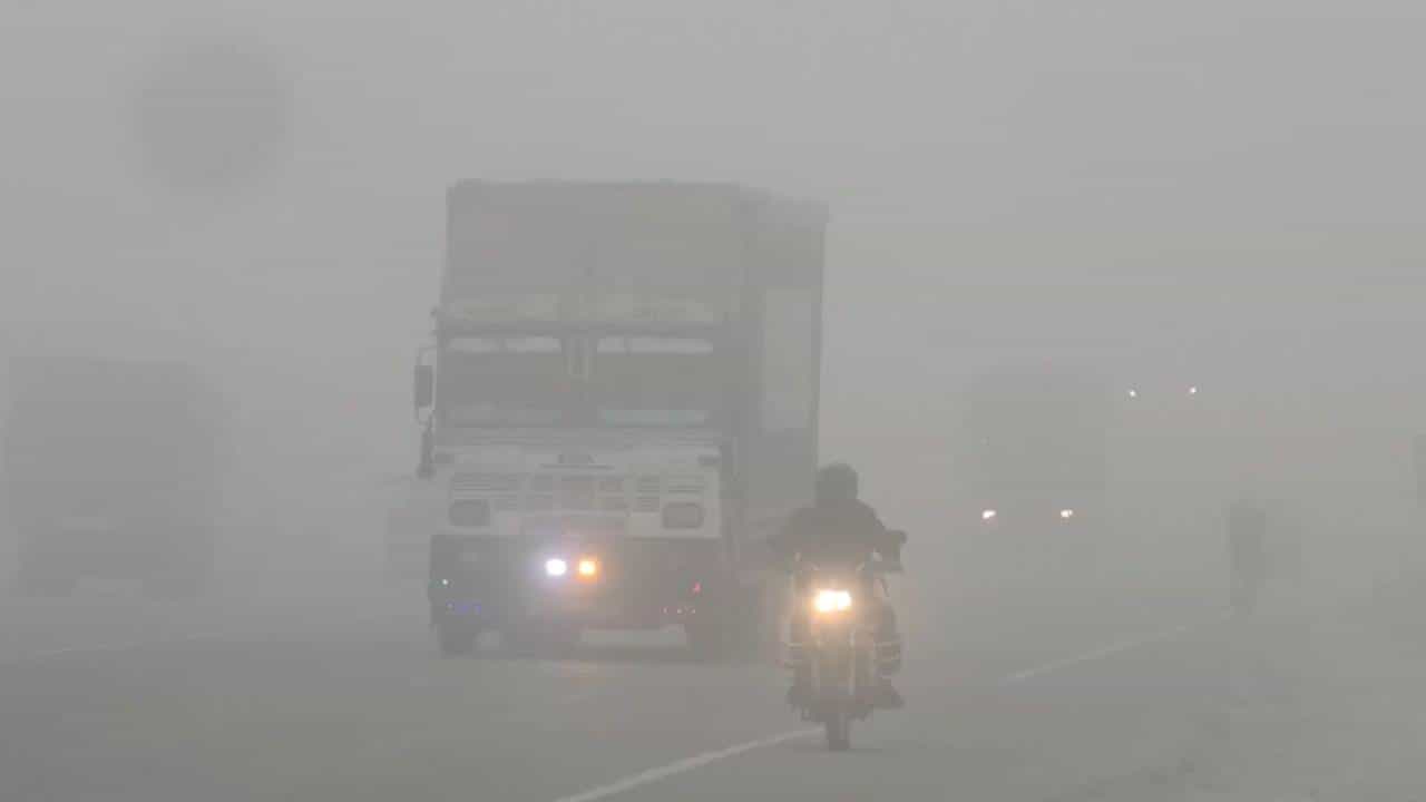 Winter Forecast: ২৪০০ কিলোমিটার জুড়ে সাম্রাজ্য বিস্তার কুয়াশার, শীতের ভবিষ্যত কী? Winter Forecast: ২৪০০ কিলোমিটার জুড়ে সাম্রাজ্য বিস্তার কুয়াশার, শীতের ভবিষ্যত কী?