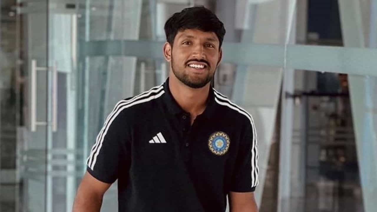 IND vs ENG: ১৩২ স্ট্রাইকরেটে হাফসেঞ্চুরি! দলে ঢুকেই বিধ্বংসী ধ্রুব, ইংল্যান্ডের বিরুদ্ধে অভিষেক হচ্ছে? IND vs ENG: ১৩২ স্ট্রাইকরেটে হাফসেঞ্চুরি! দলে ঢুকেই বিধ্বংসী ধ্রুব, ইংল্যান্ডের বিরুদ্ধে অভিষেক হচ্ছে?