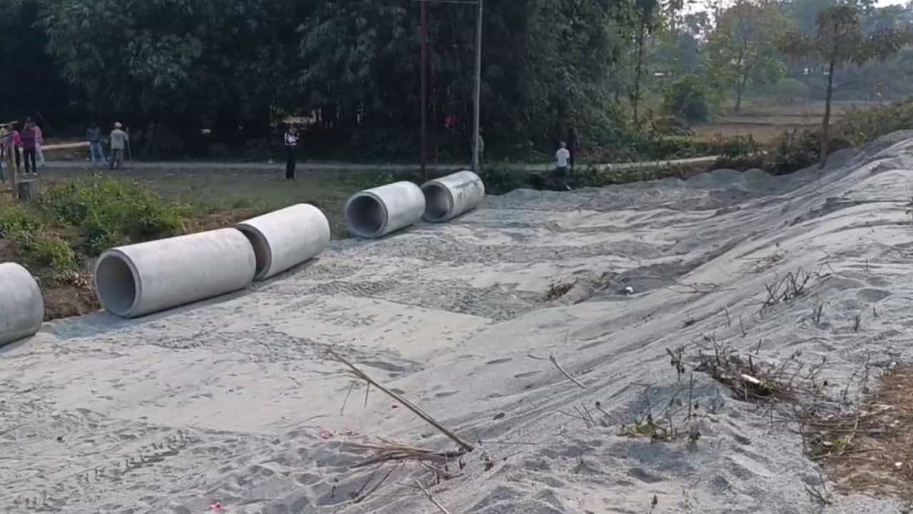 Dhupguri: বেআইনি ভাবে জমি দখলের অভিযোগ, সাংবাদিকের প্রশ্নে প্রোমোটার বললেন, 'ধুর ছাড়ুন তো' Dhupguri: বেআইনি ভাবে জমি দখলের অভিযোগ, সাংবাদিকের প্রশ্নে প্রোমোটার বললেন, 'ধুর ছাড়ুন তো'