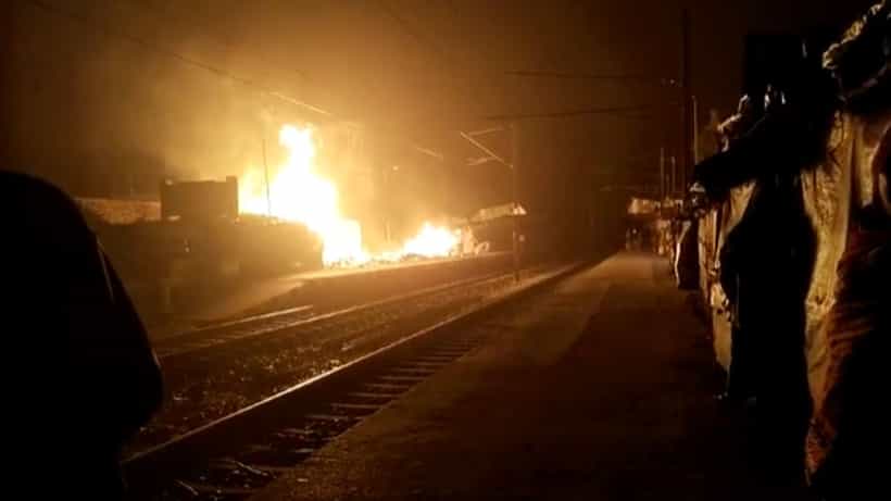 Diamond Harbour: মধ্যরাতে ভয়ঙ্কর বিস্ফোরণের শব্দ, রাক্ষুসে আগুনে ঝলসে গেল চামড়ার কারখানা