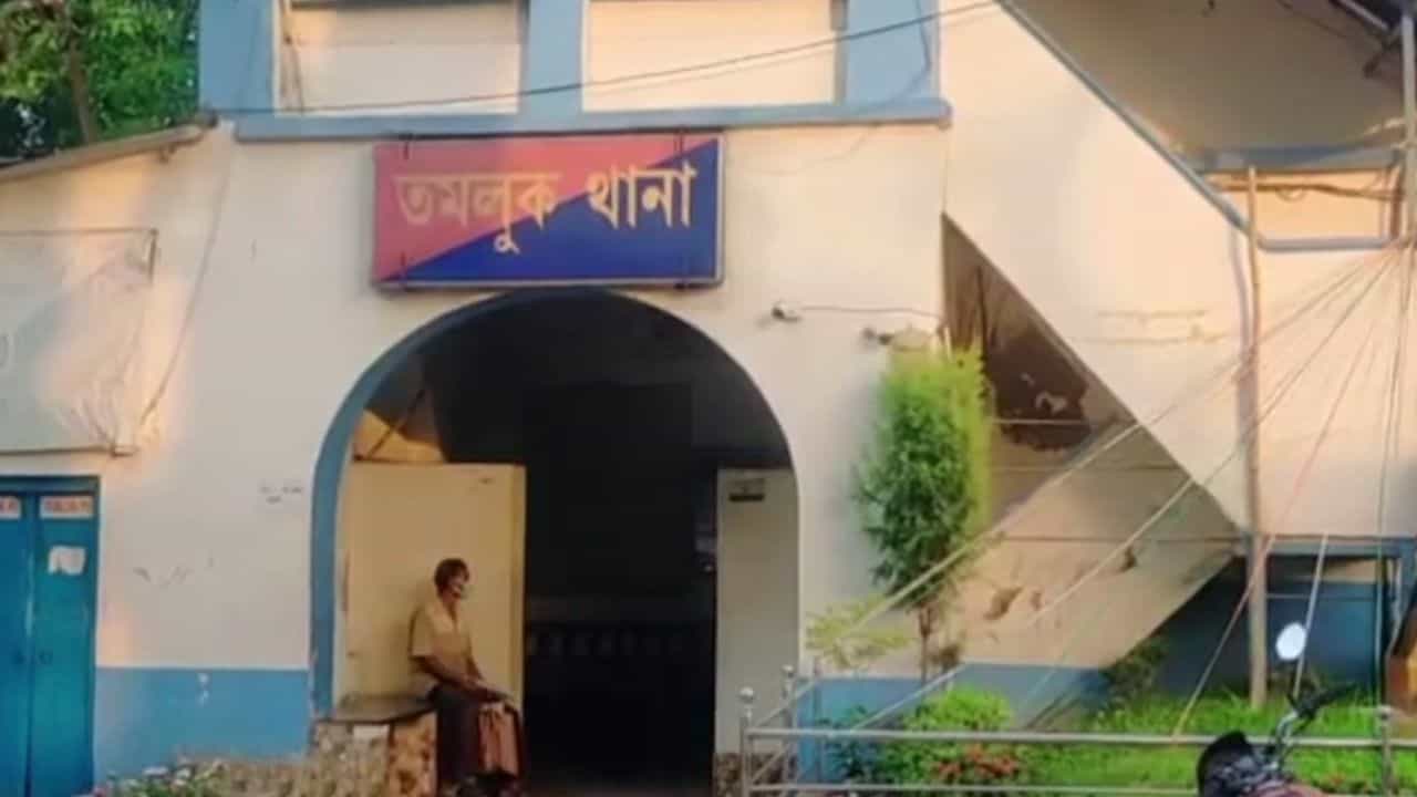 Digha: যুবকের কাছে পুলিশের শীর্ষ কর্তা সেজে ফোন, বিশ্বাস করে কথা বলতেই 'সব শেষ' Digha: যুবকের কাছে পুলিশের শীর্ষ কর্তা সেজে ফোন, বিশ্বাস করে কথা বলতেই 'সব শেষ'