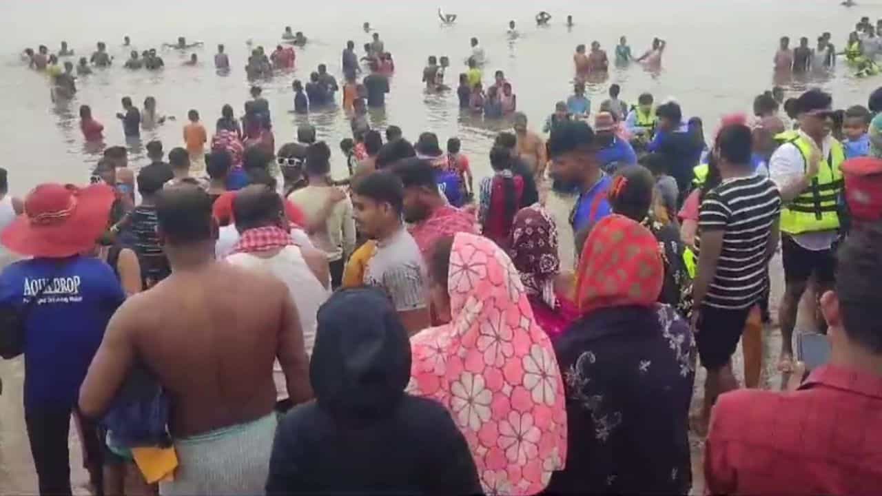 Digha: মকর স্নানেও গিজগিজ করছে ভিড় দিঘায়, হাজার-হাজার মানুষ নামলেন সমুদ্রে Digha: মকর স্নানেও গিজগিজ করছে ভিড় দিঘায়, হাজার-হাজার মানুষ নামলেন সমুদ্রে