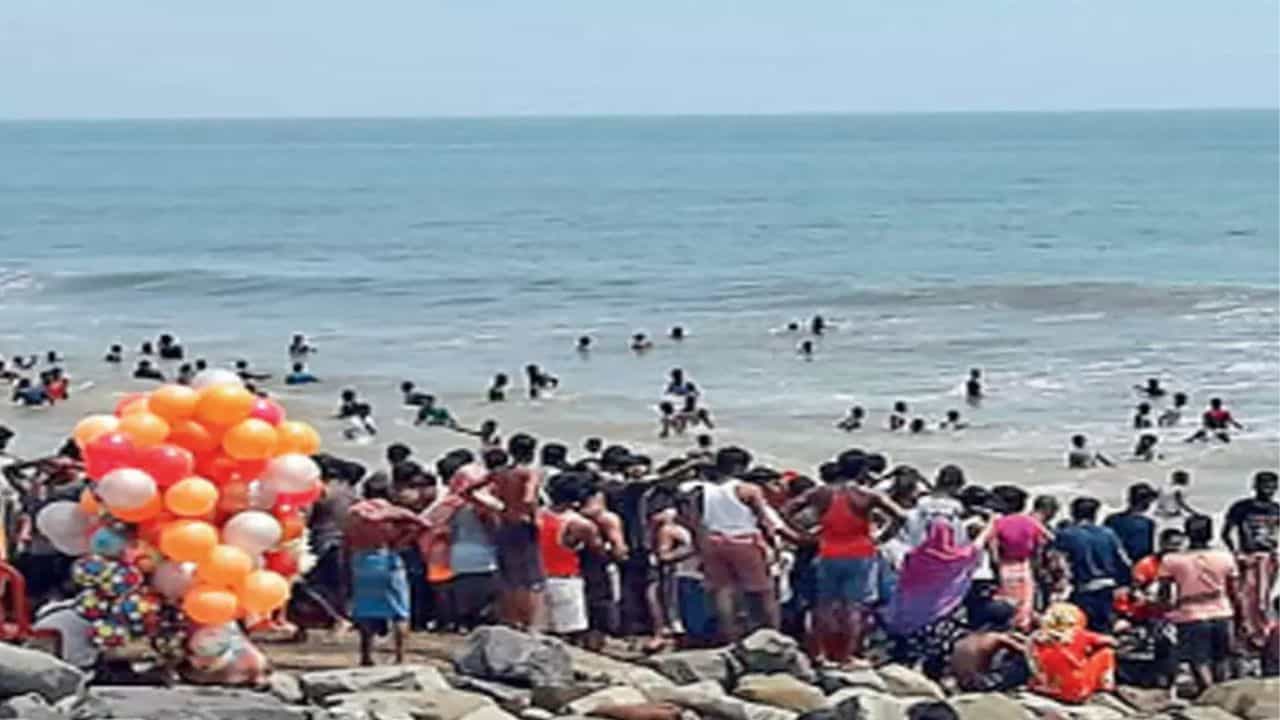 Digha: একঘেয়েমি দূর করতে ঘুরে আসতেই পারেন দিঘায়, বিচে চলছে ফেস্টিভ্যাল Digha: একঘেয়েমি দূর করতে ঘুরে আসতেই পারেন দিঘায়, বিচে চলছে ফেস্টিভ্যাল