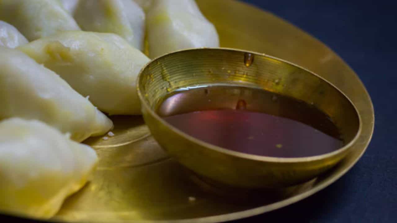 শীত মানেই পিঠেপুলি উৎসব। এই সময় বাড়িতে বাড়িতে প্রচুর রকম পিঠে বানানো হয়। গোকুল পিঠে, পাটিসাপটা, দুধপুলি. সিদ্ধপিঠে, চিতই পিঠে, গুড় পিঠে, মোয়া পিঠে কাকে ছেড়ে কাকে রাখি