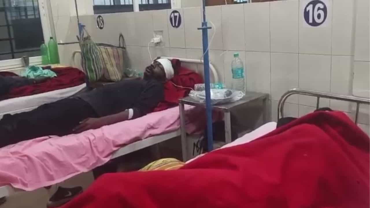 Durgapur TMC Chaos: TMC ভার্সেস TMC, একে অন্যকে এমন পেটাল ভর্তি হতে হল হাসপাতালে Durgapur TMC Chaos: TMC ভার্সেস TMC, একে অন্যকে এমন পেটাল ভর্তি হতে হল হাসপাতালে