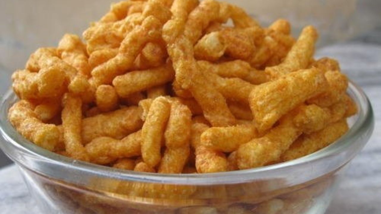 একদম খাস্তা মুচমুচে করে ভাজা হবে। বোতলের সাহায্য নিলে দারুণ শেপও আসবে মুসুর ডাল দিয়ে খুব সহজেই বাড়িতে বানিয়ে নিতে পারবেন এই স্ন্যাকস। এয়ার টাইট কন্টেনারে ১০-১৫ দিন পর্যন্ত তা খুব ভাল থাকবে। চা-কফির সঙ্গে খেতে খুবই ভাল লাগবে এই মুচমুচে স্ন্যাকস