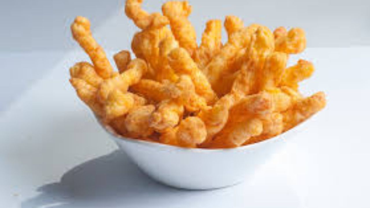 যেহেতু এই ব্যাটার একটু মোটা তাই সরাসরি বোতলে ভরতে অসুবিধে হবে। যে কারণে এভাবে ছিদ্র করে রেখে তবেই ভরবেন বোতলে। কড়াইতে সাদা তেল গরম করে নিন। আঁচ কমিয়ে তেলের মধ্যে অল্প অল্প ব্যাটার দিন কুরকুরের আকারে। আঁচ কমিয়ে ৫ মিনিট ধরে ভাজুন