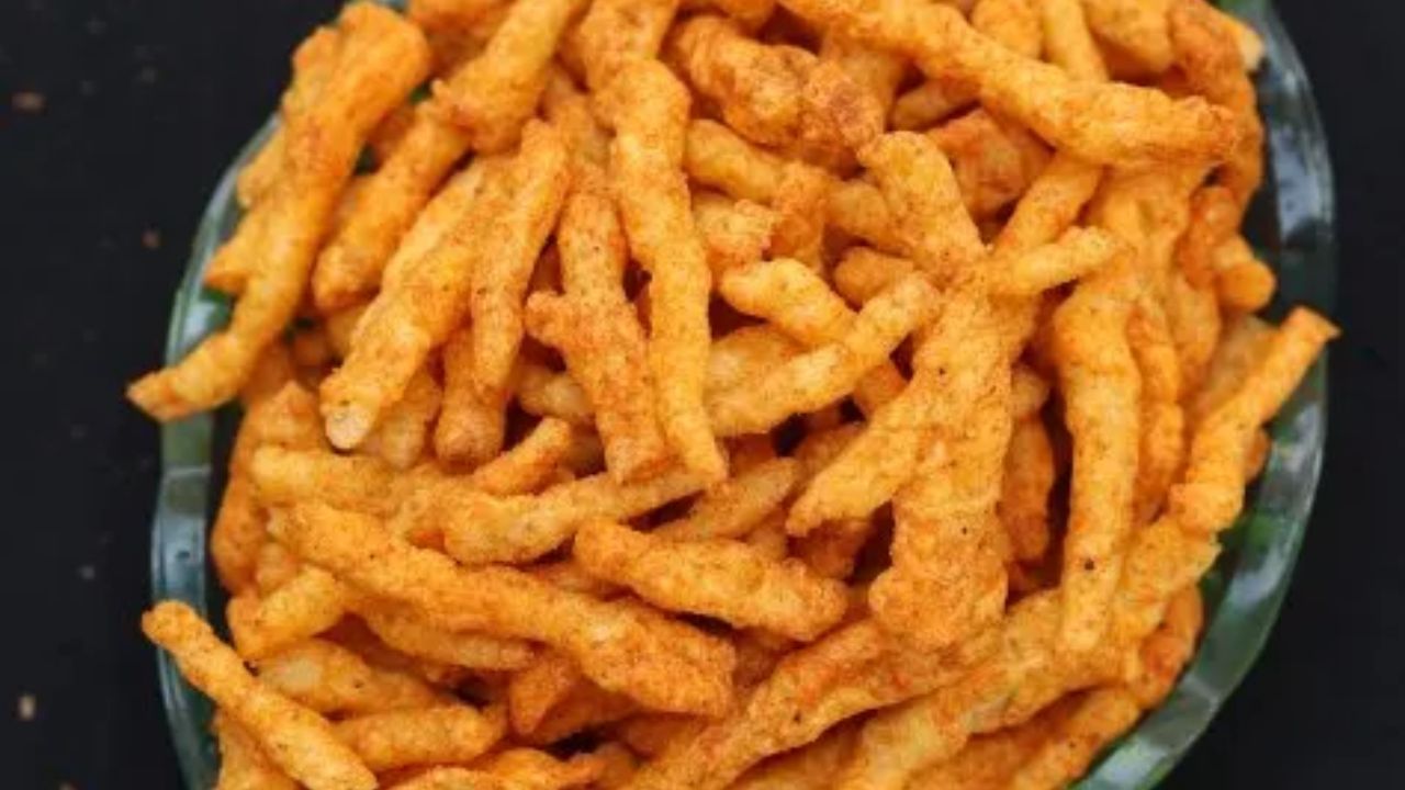 এবারেই আসল চমক। একটা সুজি বা ময়দার প্যাকেটে ব্যাটার ভরে দিতে হবে। অন্যদিকে একটা ছোট প্লাস্টিকের বোতল নিয়ে এর ছিপিতে একটা গোল ছিদ্র করে দিতে হবে। প্লাস্টিকের মধ্যে ব্যাটার ভরে এক কোনায় ছোট ছিদ্র করুন। এবার তা দিয়ে বোতলে ব্যাটার ভরুন