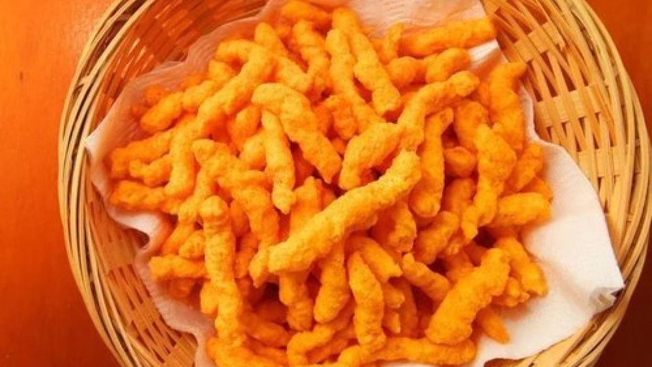 সামান্য গোলমরিচ, হিং, কালোজিরে, সামান্য গরম মশলা দিয়ে আবারও সব মিশিয়ে নিতে হবে। এই মিশ্রণটা ১৫ মিনিট ঢাকা দিয়ে রেখে দিতে হবে। খুব সামান্য বেকিং পাউডার এর মধ্যে মিশিয়ে দিতে হবে