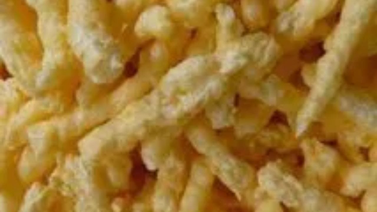 ২০০ গ্রাম মুসুর ডাল জল দিয়ে ভাল করে ধুয়ে নিয়ে ২০ মিনিট ভিজিয়ে রাখতে হবে। এবার মিক্সিতে ডাল, আলু, আদা, কাঁচালঙ্কা দিয়ে বেটে নিতে হবে। একটা মিহি পেস্ট হবে। এর মধ্যে ২ হাতা সেদ্ধ চালের গুঁড়ি, ২ চামচ কর্নফ্লাওয়ার, ১ চামচ হলুদ, ১ চামচ লঙ্কা গুঁড়ো, ১ চামচ জিরে গুঁড়ো, ১ চামচ নুন আর চাটমশলা মিশিয়ে দিতে হবে 