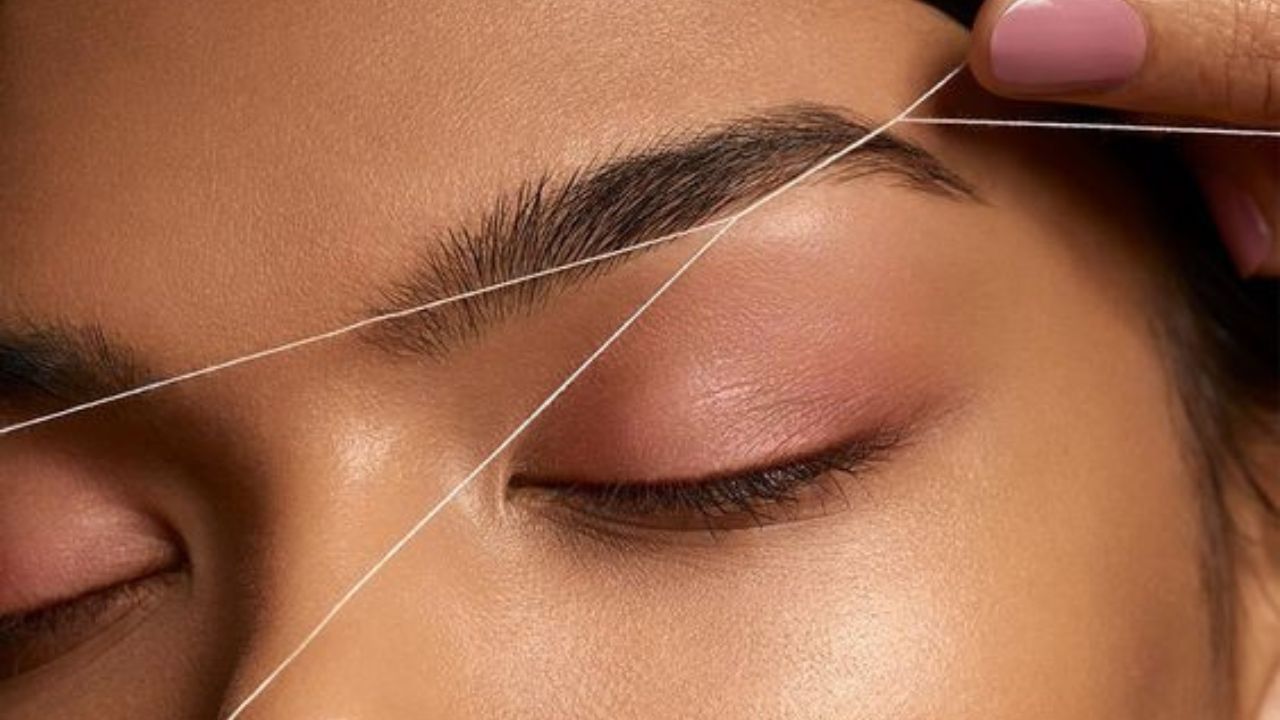 মনে রাখলেন ভ্রুর গ্রোথ যেদিতে সেই দিকে সার্কুলার মোশনে ব্রাশ করতে হবে। তবেই ভ্রু ঘন হবে। এবং তাড়াতাড়ি রোম বৃদ্ধি হবে। (ছবি:Pinterest)