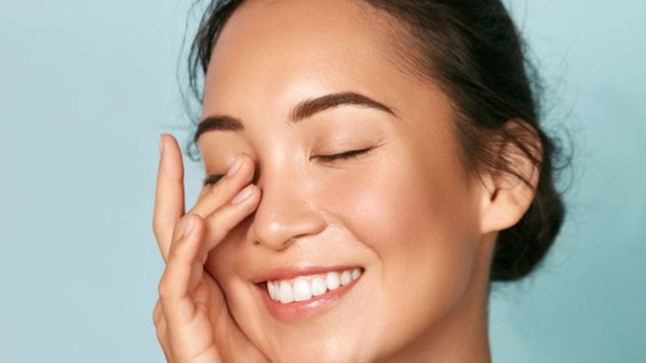 তার জন্য চাই বাড়তি যত্ন। নইলে ঘন, কালো ভ্রুয়ের আশা কখনও পূর্ণ হবে না। জেনে নিন তার জন্য কী করতে হবে। (ছবি:Pinterest)