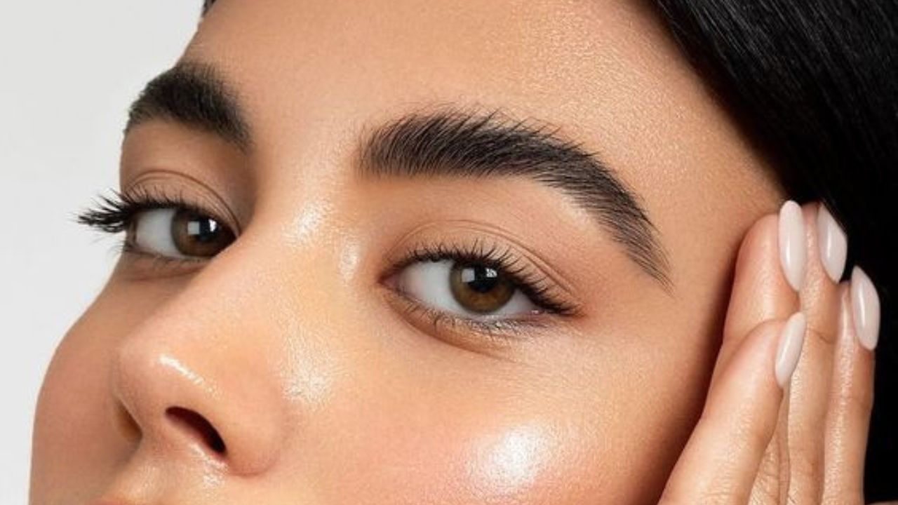ভ্রু মোটা করতে গেলে ঘন-ঘন প্লাকিং করলে চলবে না। আর বাড়িতে টুইজারের সাহায্যে তো একেবারেই প্লাক করার চেষ্টা করবেন না। (ছবি:Pinterest)